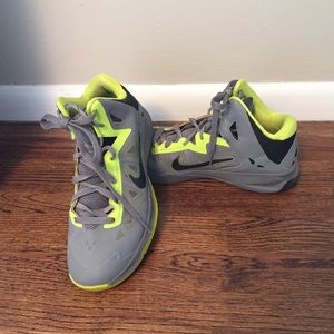Basketball shoes